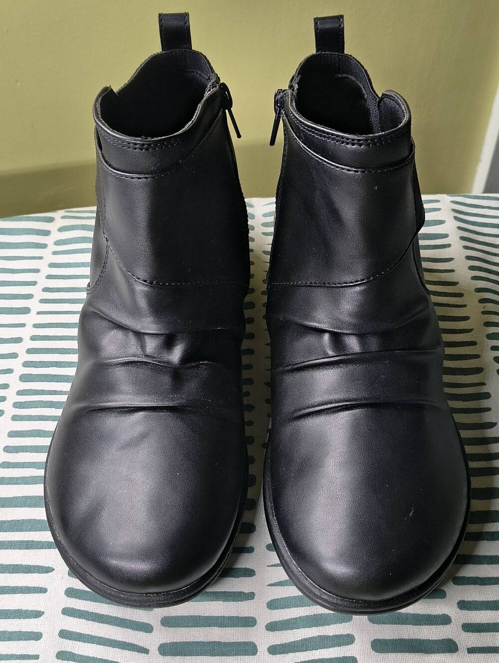 Step into style with these Clarks Laurieann Park women's ankle boots.